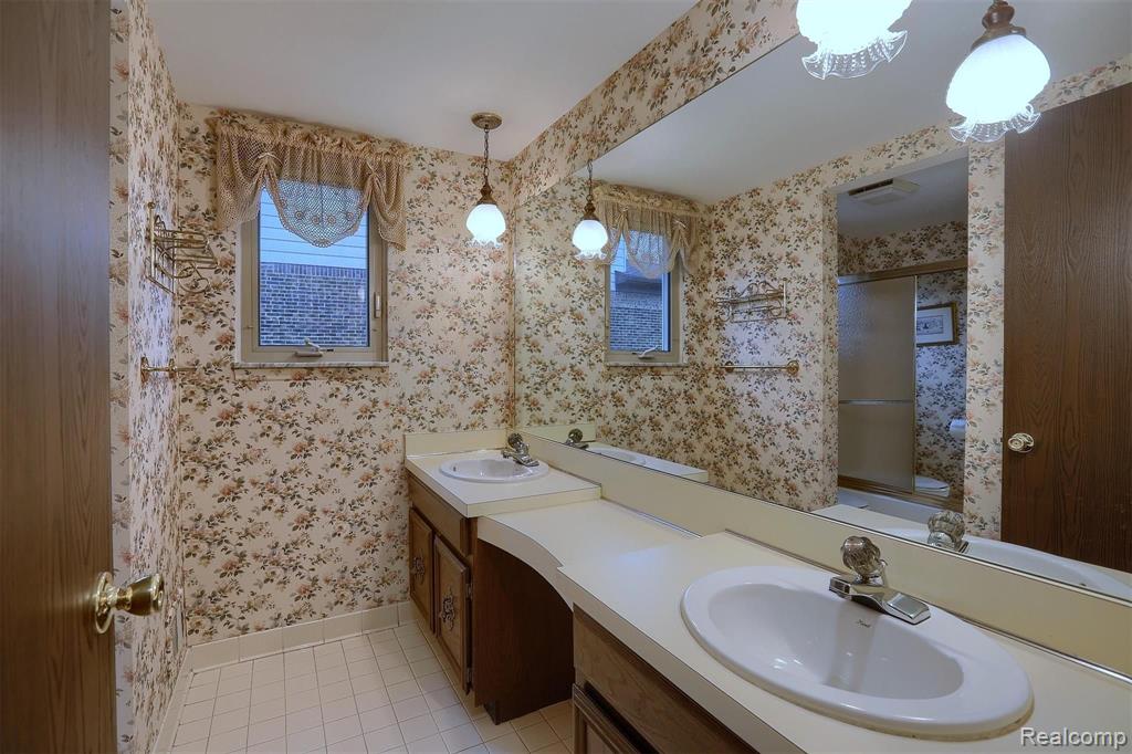 2049 Cumberland Road Rochester Hills, MI 48307 - Photo 23 of 33