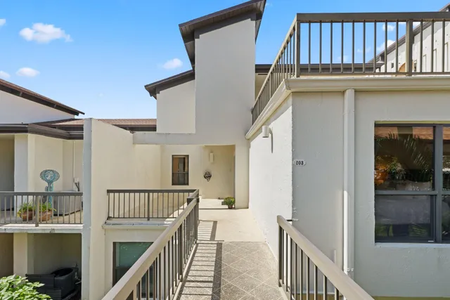 a view of entryway with a front door