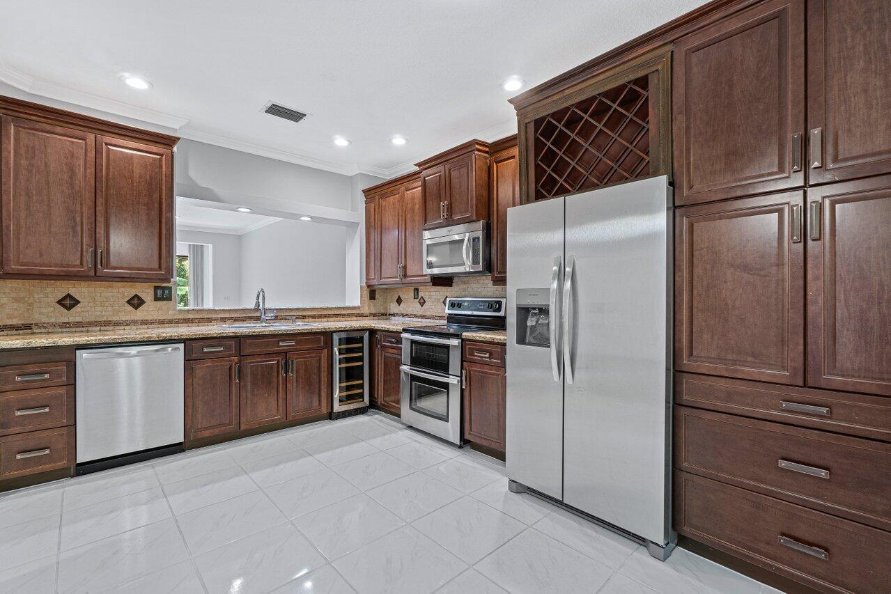 6366 Longboat Lane West, Unit 105 Boca Raton, FL 33433 - Photo 7 of 31 kitchen