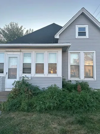 a view of front of a house with a yard