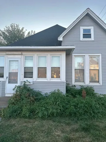 a view of front of a house with a yard