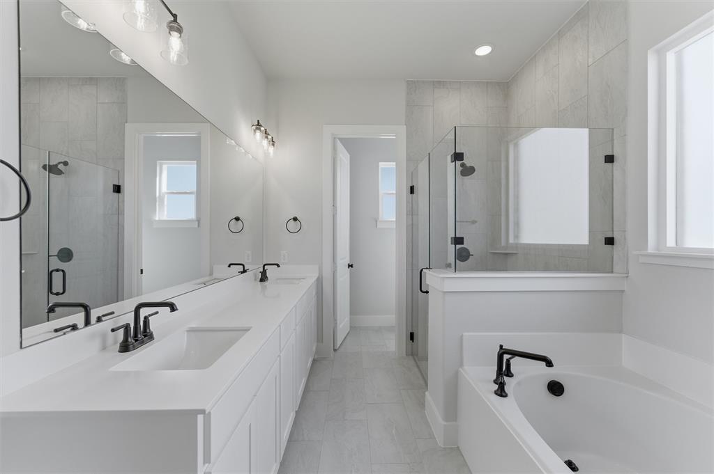 814 Vly Rdg Road Van Alstyne, TX 75495 - Photo 17 of 24 a bathroom with a bathtub sink and mirror