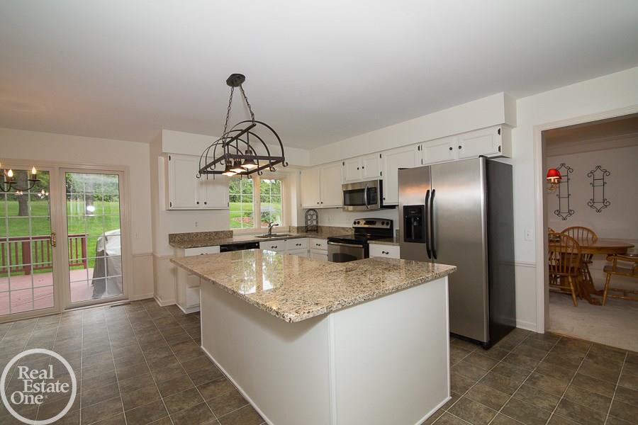 2440 Pleasant View Drive Rochester Hills, MI 48306 - Photo 16 of 28