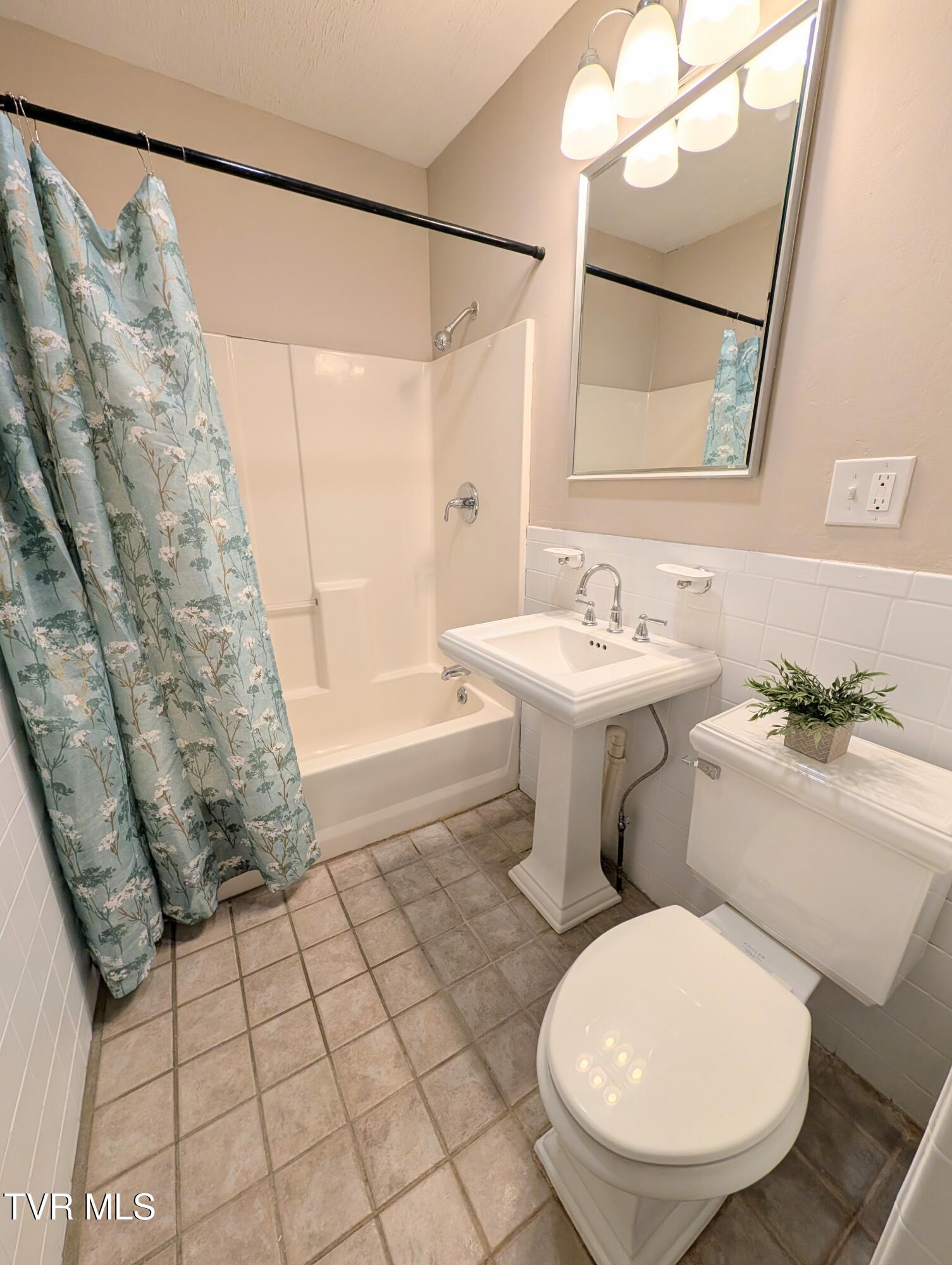 1027 Columbia Road Bristol, TN 37620 - Photo 16 of 23 PXL_20260328_185104768