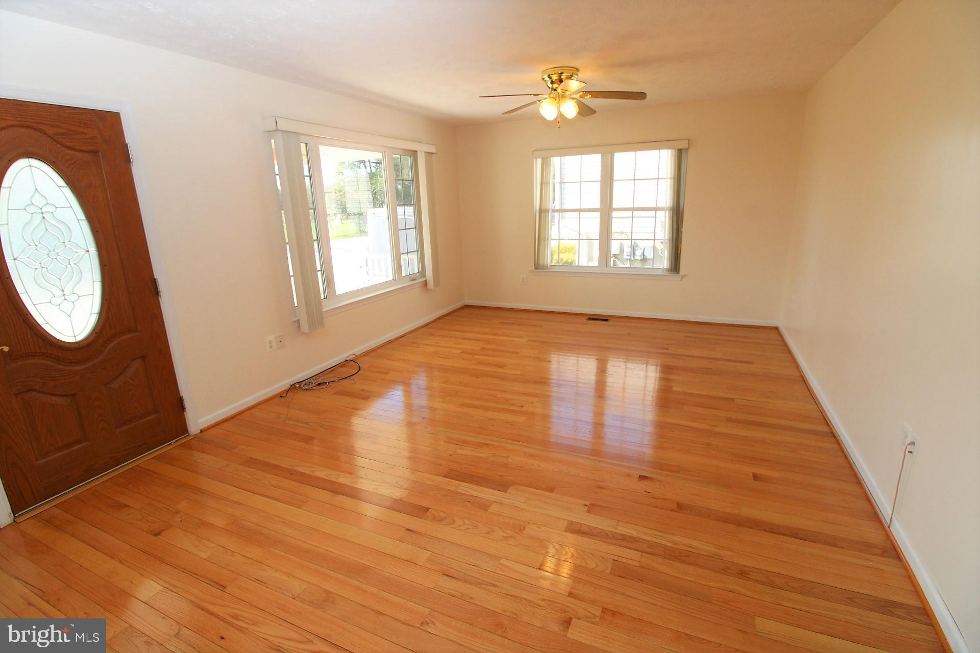 218 Holy Cross Road Baltimore, MD 21225 - Photo 7 of 34 Living room