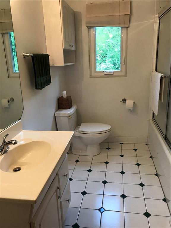 122 Oakglen Road Pittsburgh, PA 15237 - Photo 8 of 22 BATHROOM