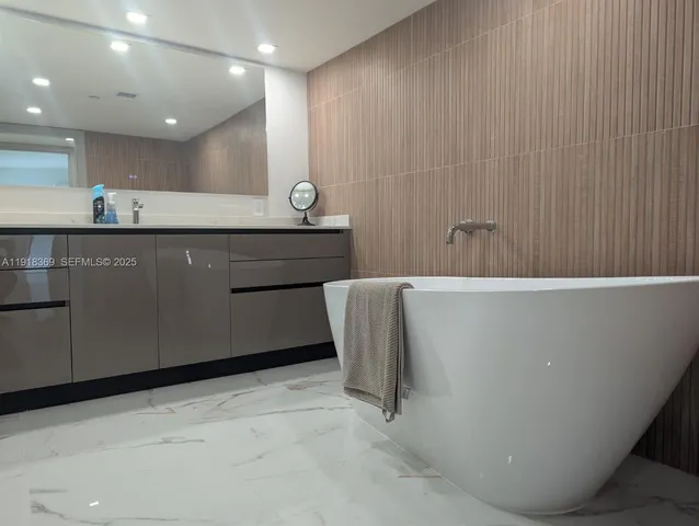 $6,000 | 19707 Turnberry Way, Unit 20L, Aventura, FL 33180