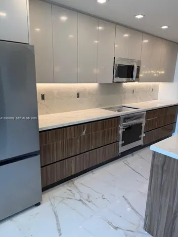 $6,000 | 19707 Turnberry Way, Unit 20L, Aventura, FL 33180