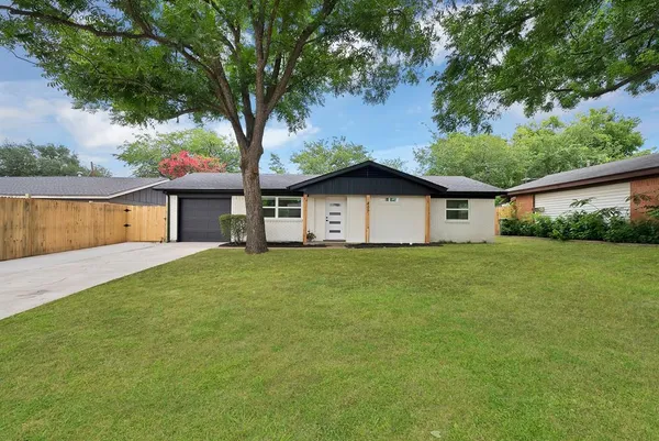 $284,999 | 807 Hillcrest Drive, Arlington, TX 76010