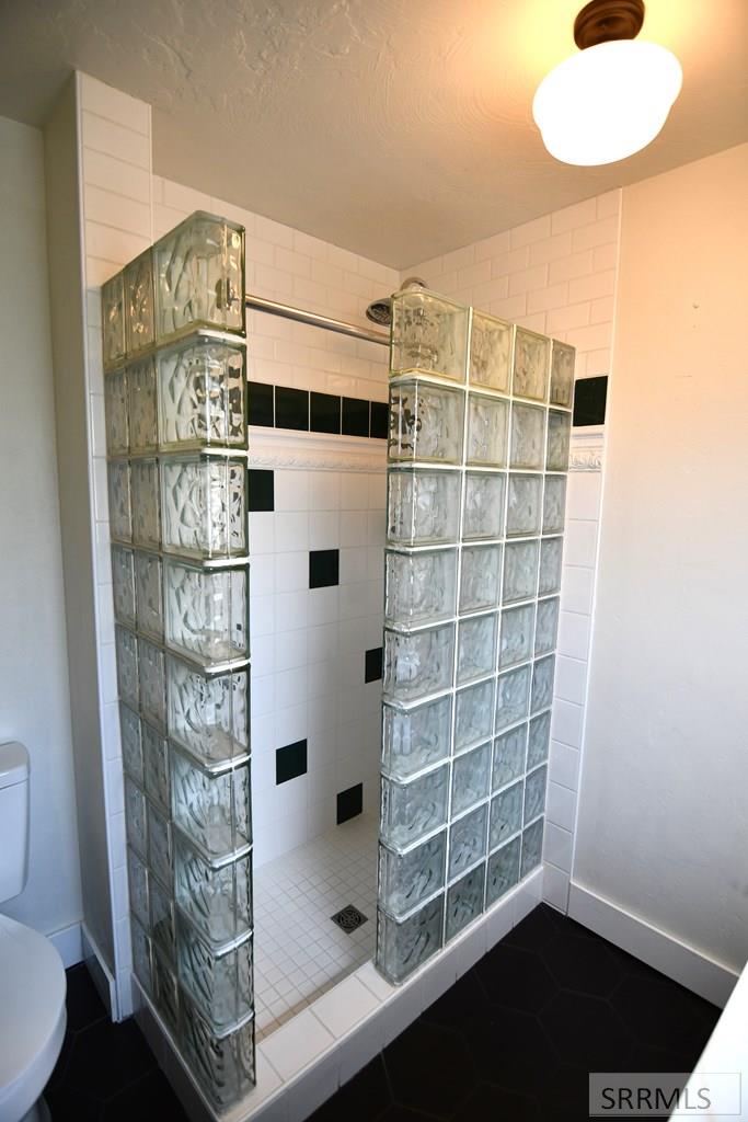 2950 North Ammon Road Idaho Falls, ID 83401 - Photo 14 of 49 Main Bathroom Shower