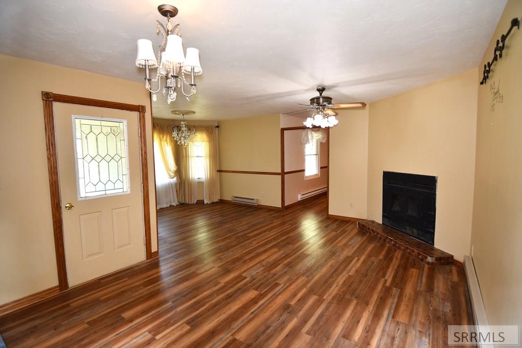 2950 North Ammon Road Idaho Falls, ID 83401 - Photo 5 of 49 Living Room