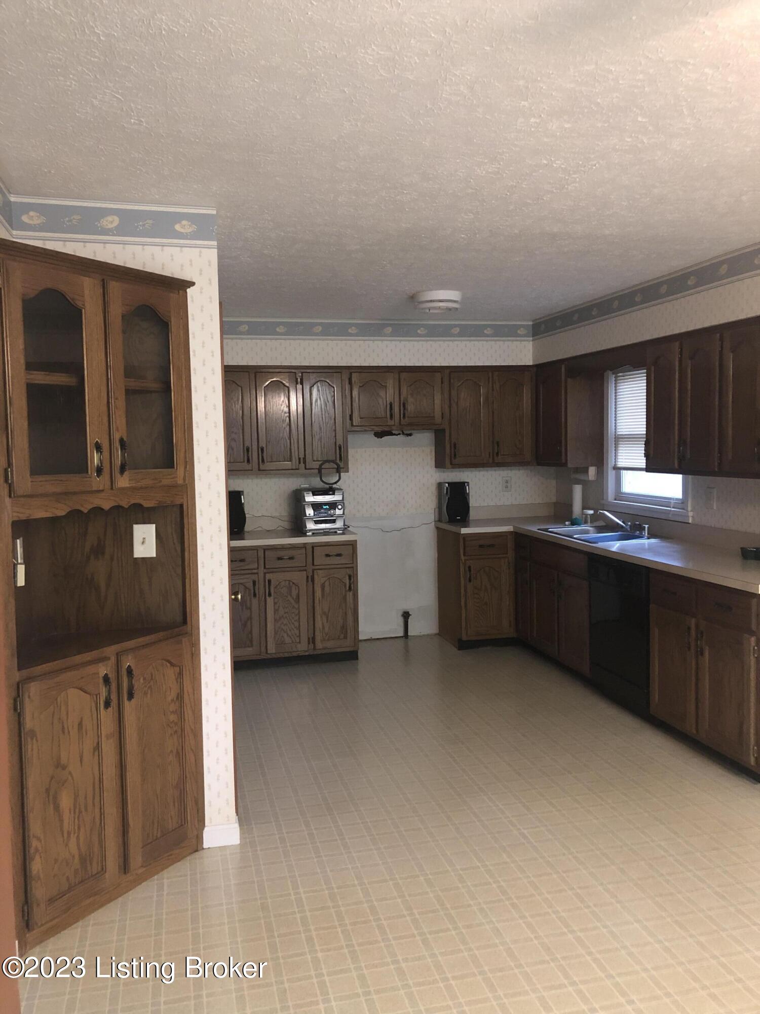 8312 Twisted Pine Road Louisville, KY 40219 - Photo 3 of 11 22DA654C-1203-4B38-A5B8-4252F645E776