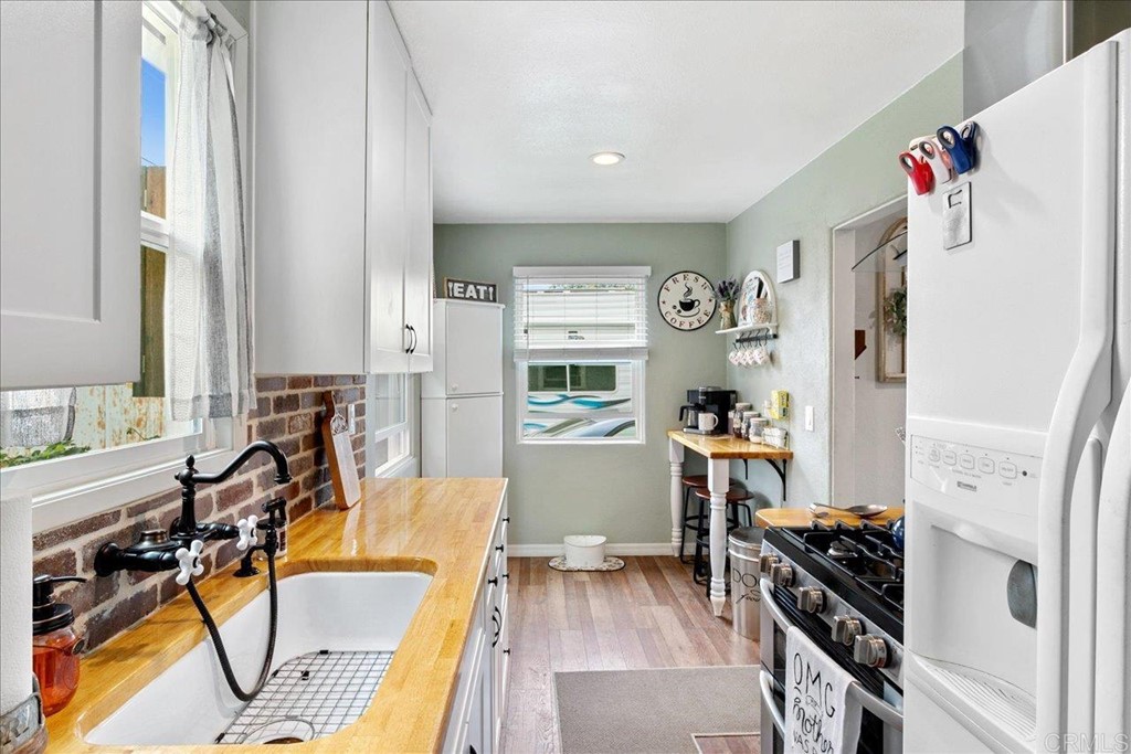 4989 Porter Hill Road La Mesa, CA 91942 - Photo 11 of 22 a view of a room with gym equipment