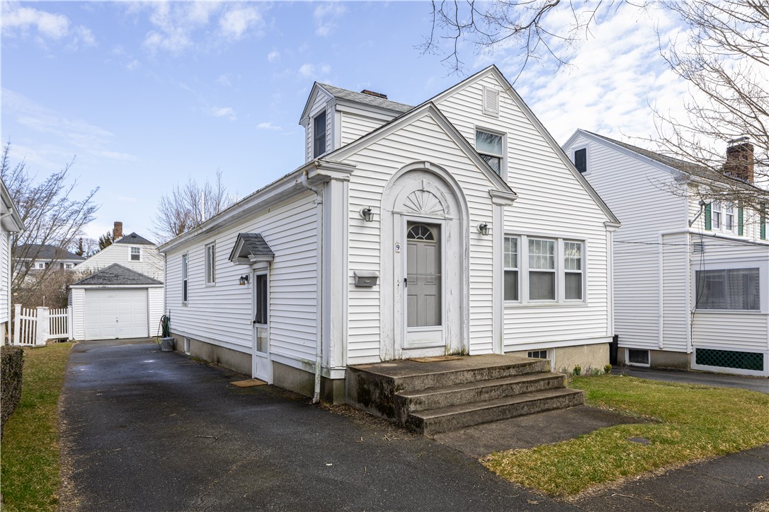 9 Boughton Road Newport, RI 02840 - Photo 1 of 24 Gallery Image 1