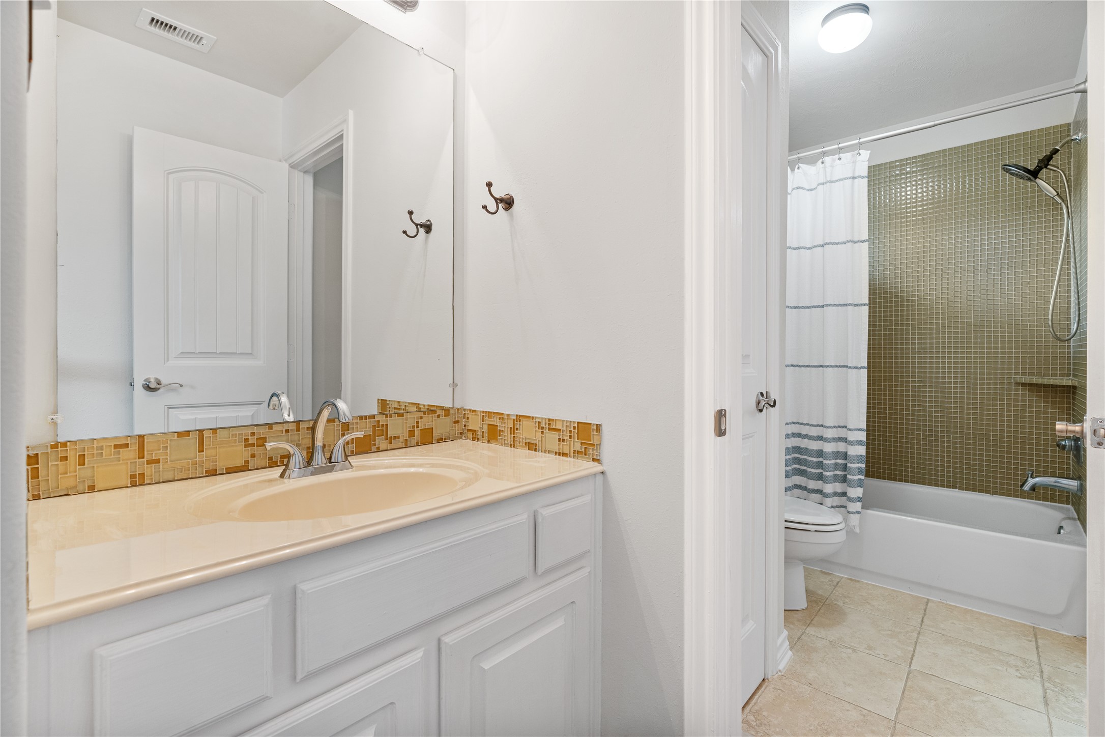 2115 Graystone Ridge Drive Conroe, TX 77304 - Photo 36 of 47 bathroom conveniently connecting adjoining bedrooms