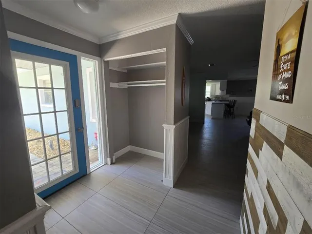 a view of entryway with livingroom