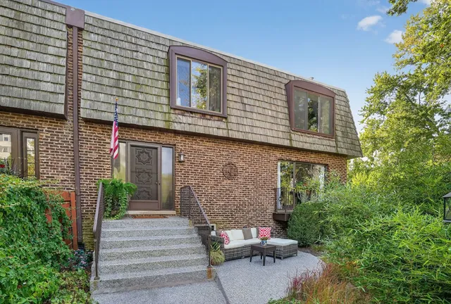 $1,095,000 | 1403 Sheridan Road, Wilmette, IL 60091