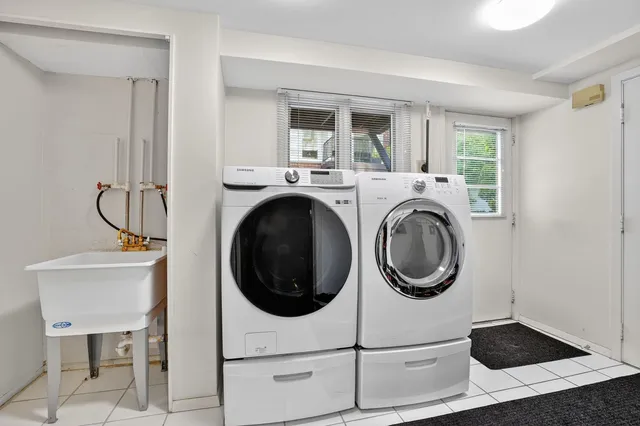 a view of a bedroom with washer and dryer