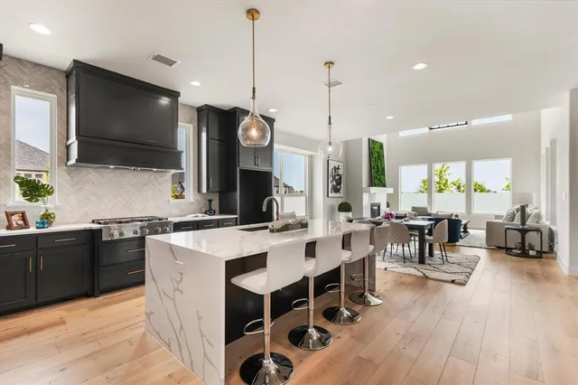 a large kitchen with kitchen island a large island in it