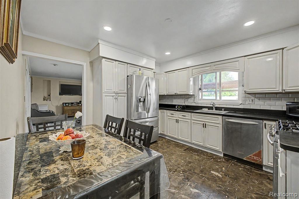 8650 Whitlock Avenue Dearborn, MI 48126 - Photo 8 of 40
