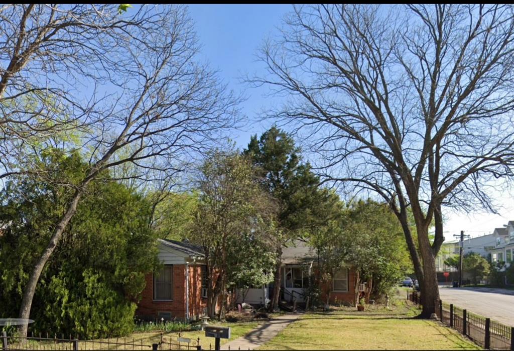 2300 North Prairie Avenue Dallas, TX 75204 - Photo 2 of 7 a view of a yard with trees