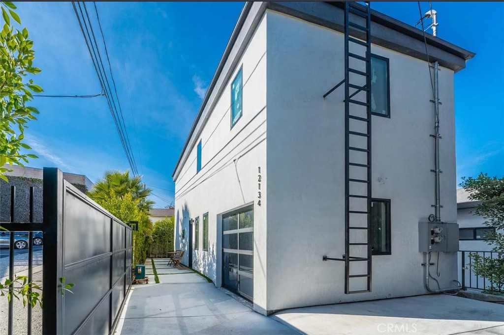 12134 Clarkson Road Los Angeles, CA 90064 - Photo 22 of 25 a view of a house with a potted plant