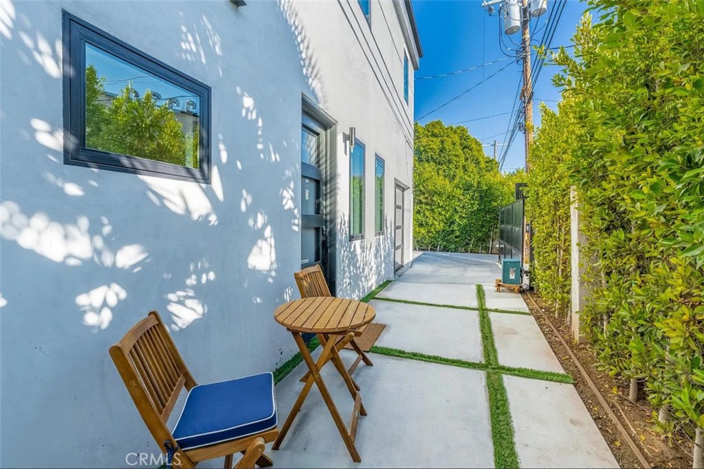 12134 Clarkson Road Los Angeles, CA 90064 - Photo 23 of 25 a view of a chairs and table in a patio