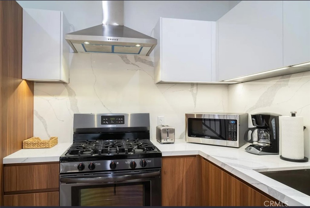 12134 Clarkson Road Los Angeles, CA 90064 - Photo 10 of 25 a kitchen with a stove and a sink