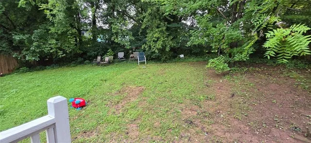 a view of a backyard