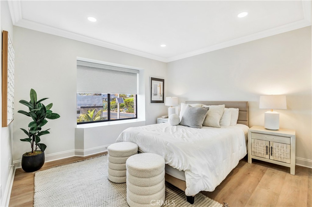 32041 Point Place Laguna Beach, CA 92651 - Photo 36 of 49 a bedroom with a bed and a potted plant