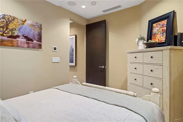 $799,500 | 229 Ward Parkway, Unit 1001B, Kansas City, MO 64112