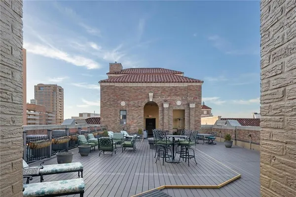 $799,500 | 229 Ward Parkway, Unit 1001B, Kansas City, MO 64112
