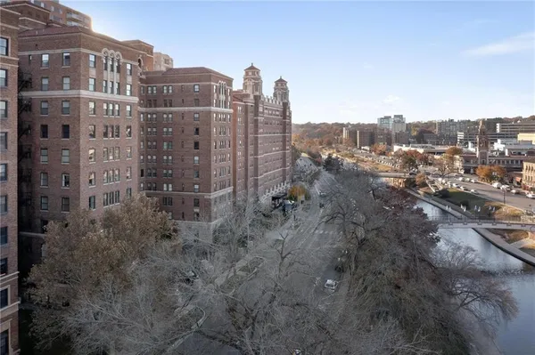 $799,500 | 229 Ward Parkway, Unit 1001B, Kansas City, MO 64112