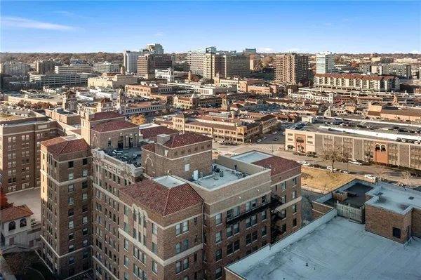 $799,500 | 229 Ward Parkway, Unit 1001B, Kansas City, MO 64112