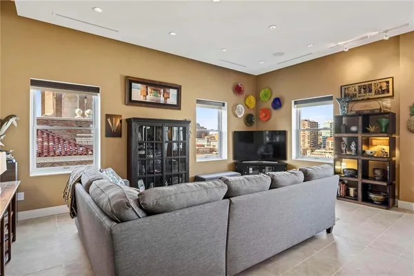 $799,500 | 229 Ward Parkway, Unit 1001B, Kansas City, MO 64112