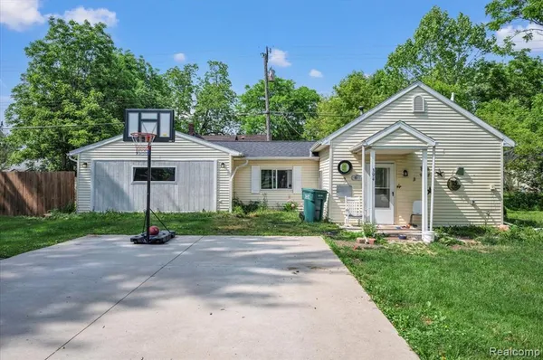 $249,900 | 394 South Elm Street, Lapeer, MI 48446