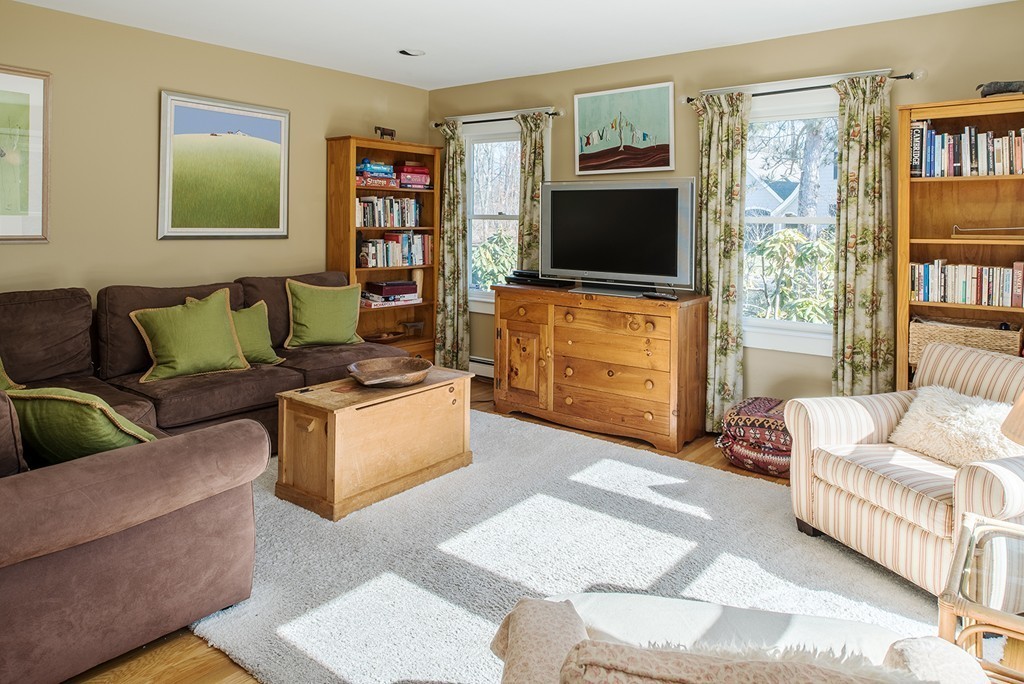 260 Glen Road Weston, MA 02493 - Photo 3 of 12