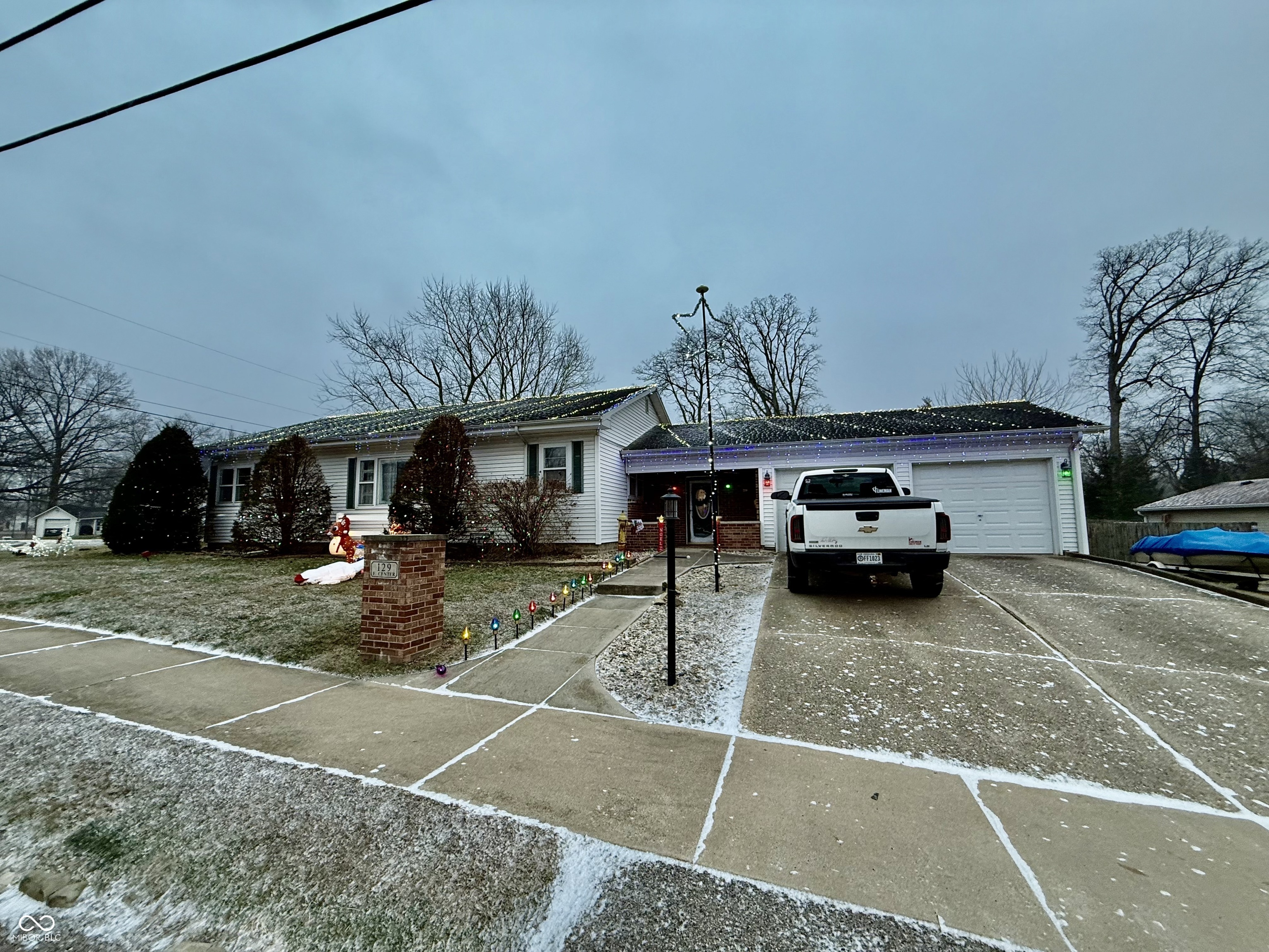 129 Center Street Williamsport, IN 47993 - Photo 2 of 26