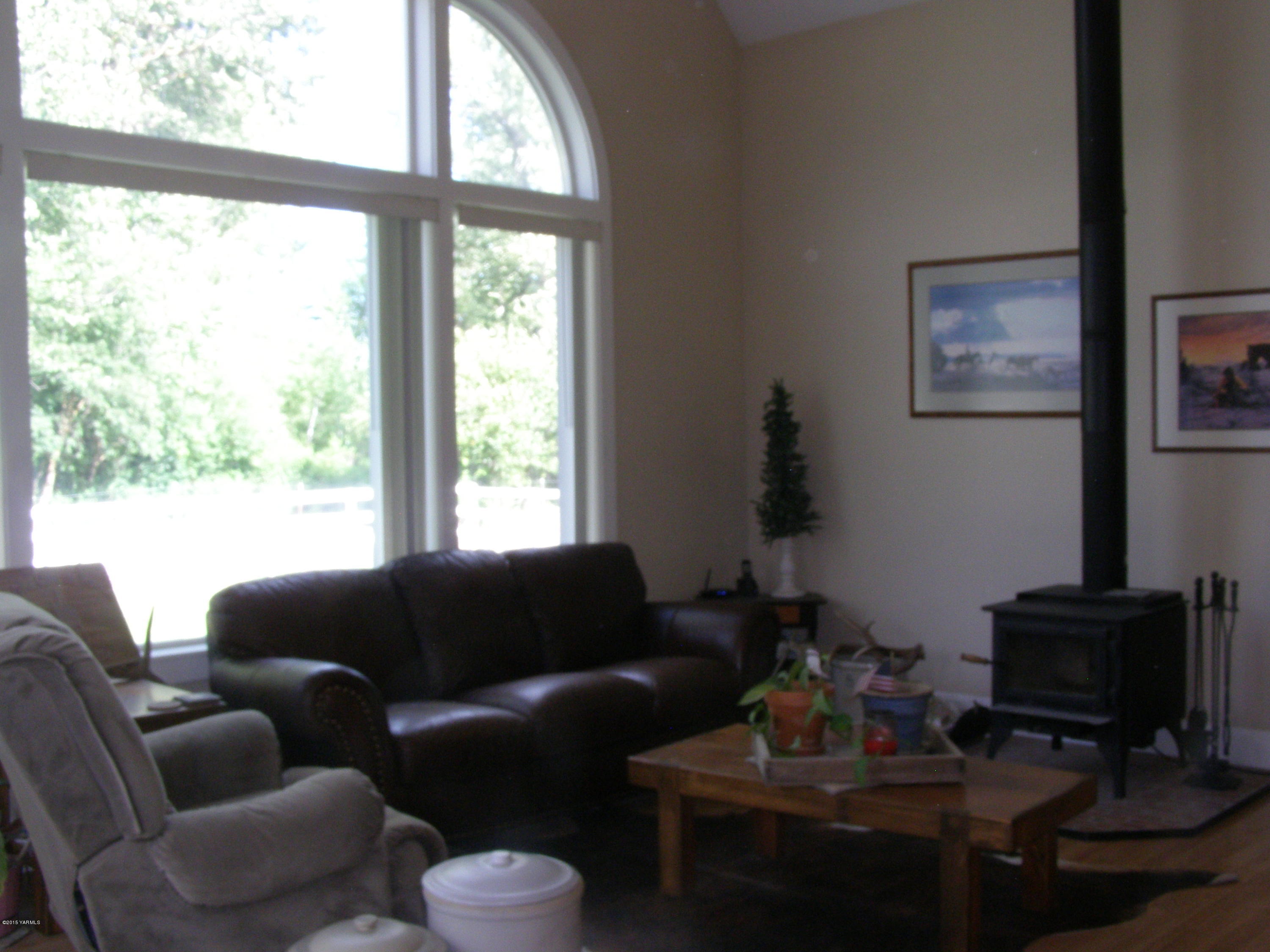 53 Fortune Road Naches, WA 98937 - Photo 14 of 41 a living room with furniture and a window