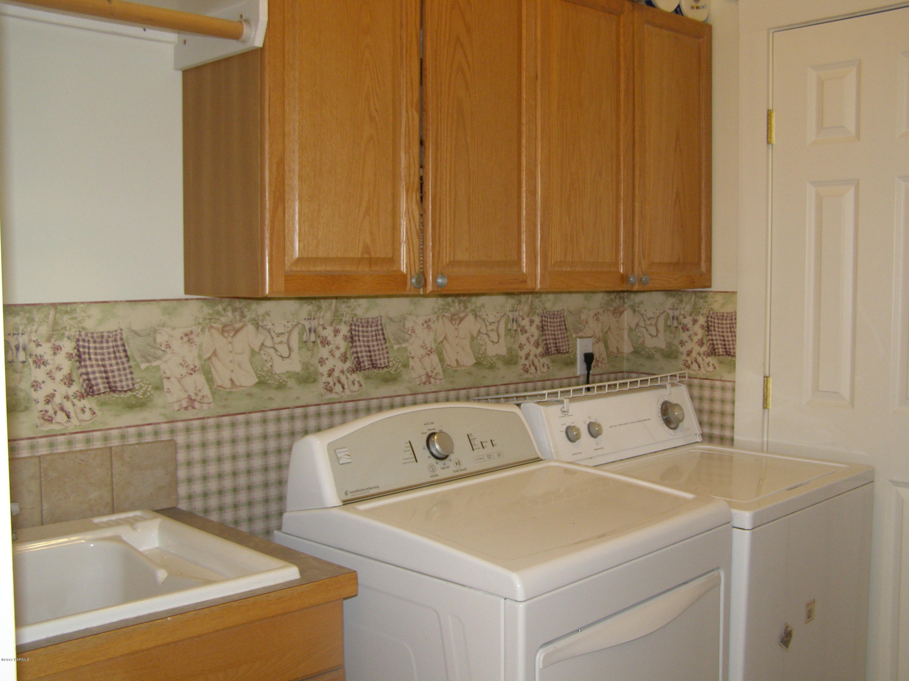 53 Fortune Road Naches, WA 98937 - Photo 22 of 41 a utility room with dryer and washer