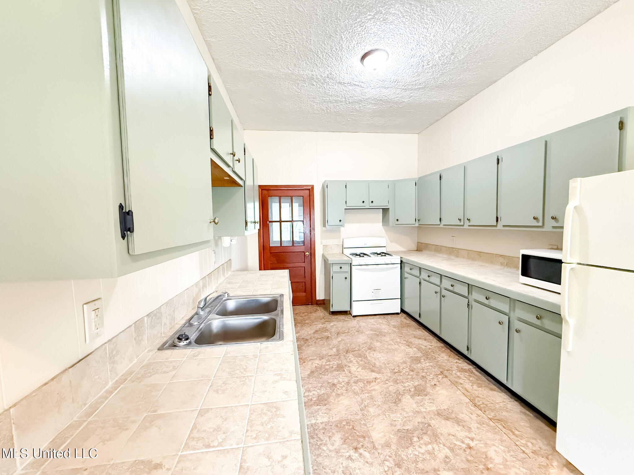 511 Lakeview Avenue McComb, MS 39648 - Photo 8 of 23 IMG_4081