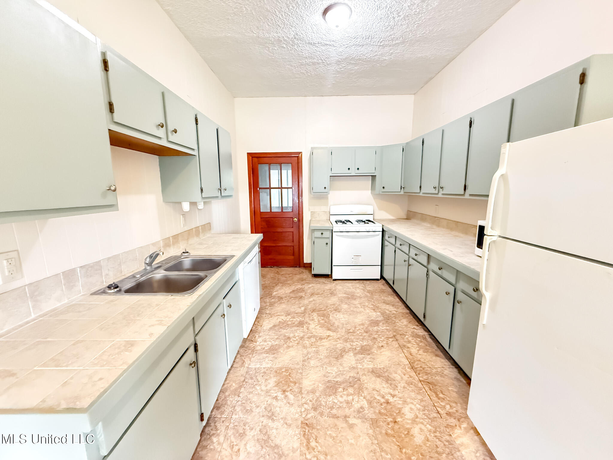 511 Lakeview Avenue McComb, MS 39648 - Photo 9 of 23 IMG_4079