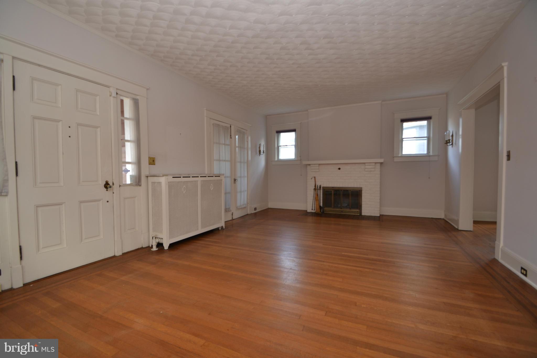 702 Brookwood Road Baltimore, MD 21229 - Photo 8 of 26 Living Room