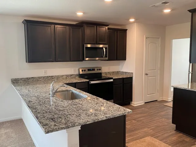 $1,700 | 309 Riverdale Cove, Jarrell, TX 76537