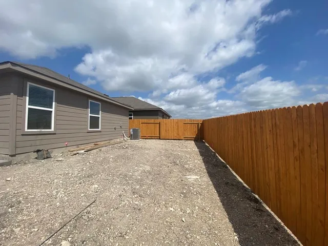 $1,700 | 309 Riverdale Cove, Jarrell, TX 76537