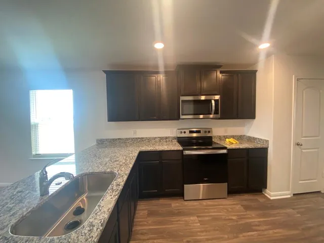 $1,700 | 309 Riverdale Cove, Jarrell, TX 76537