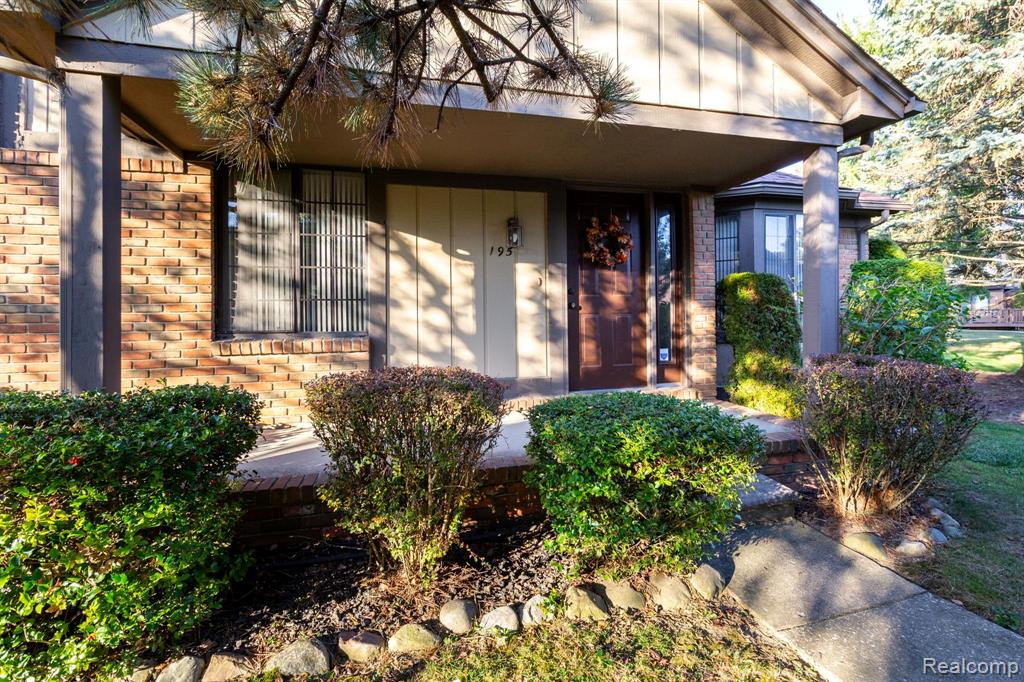 195 Meadow Ln Circle Rochester Hills, MI 48307 - Photo 4 of 34