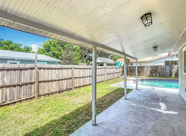 a view of a backyard