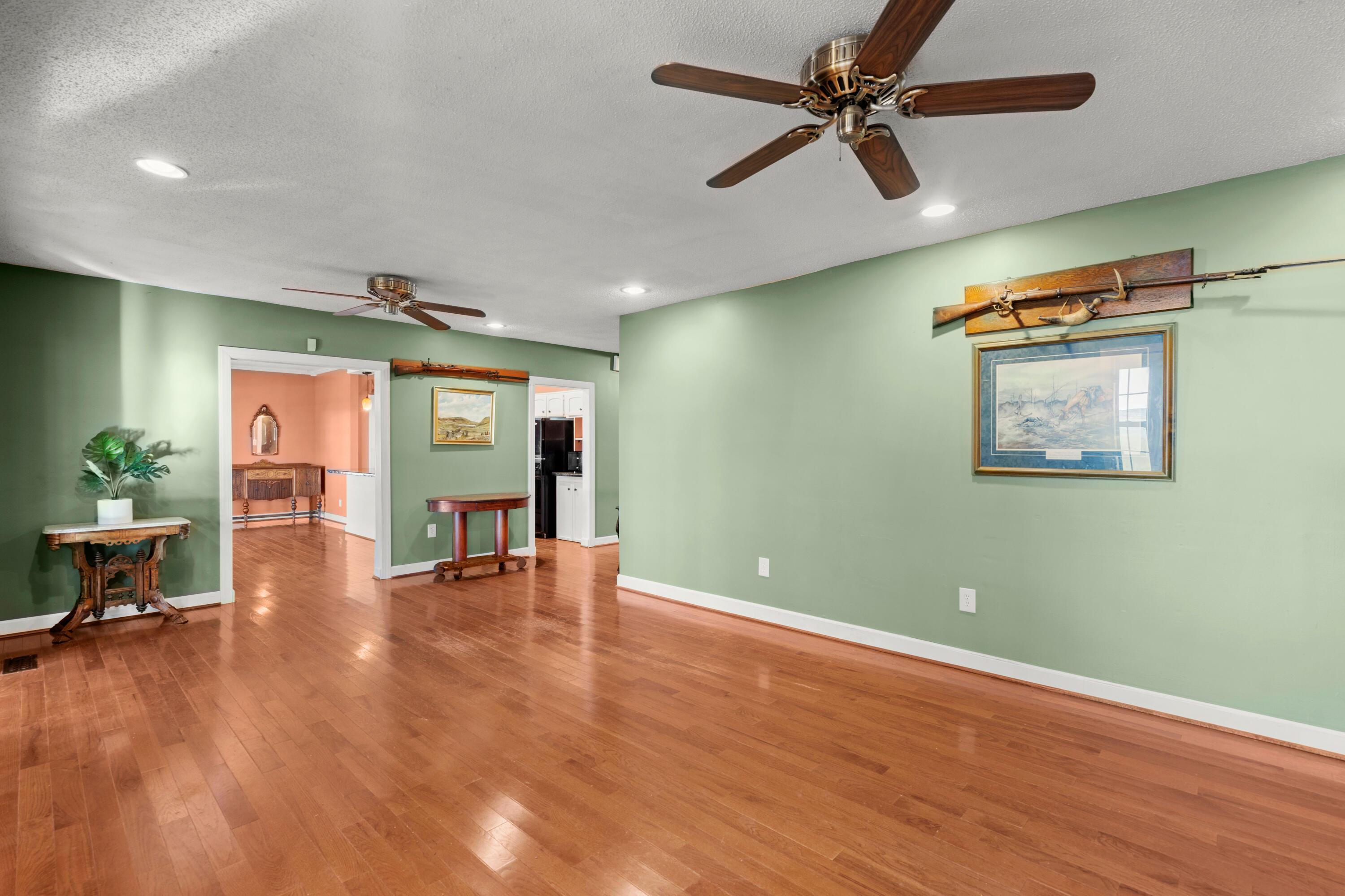 160 Wappoo Road Charleston, SC 29407 - Photo 11 of 42 160 Wappoo Living Room B