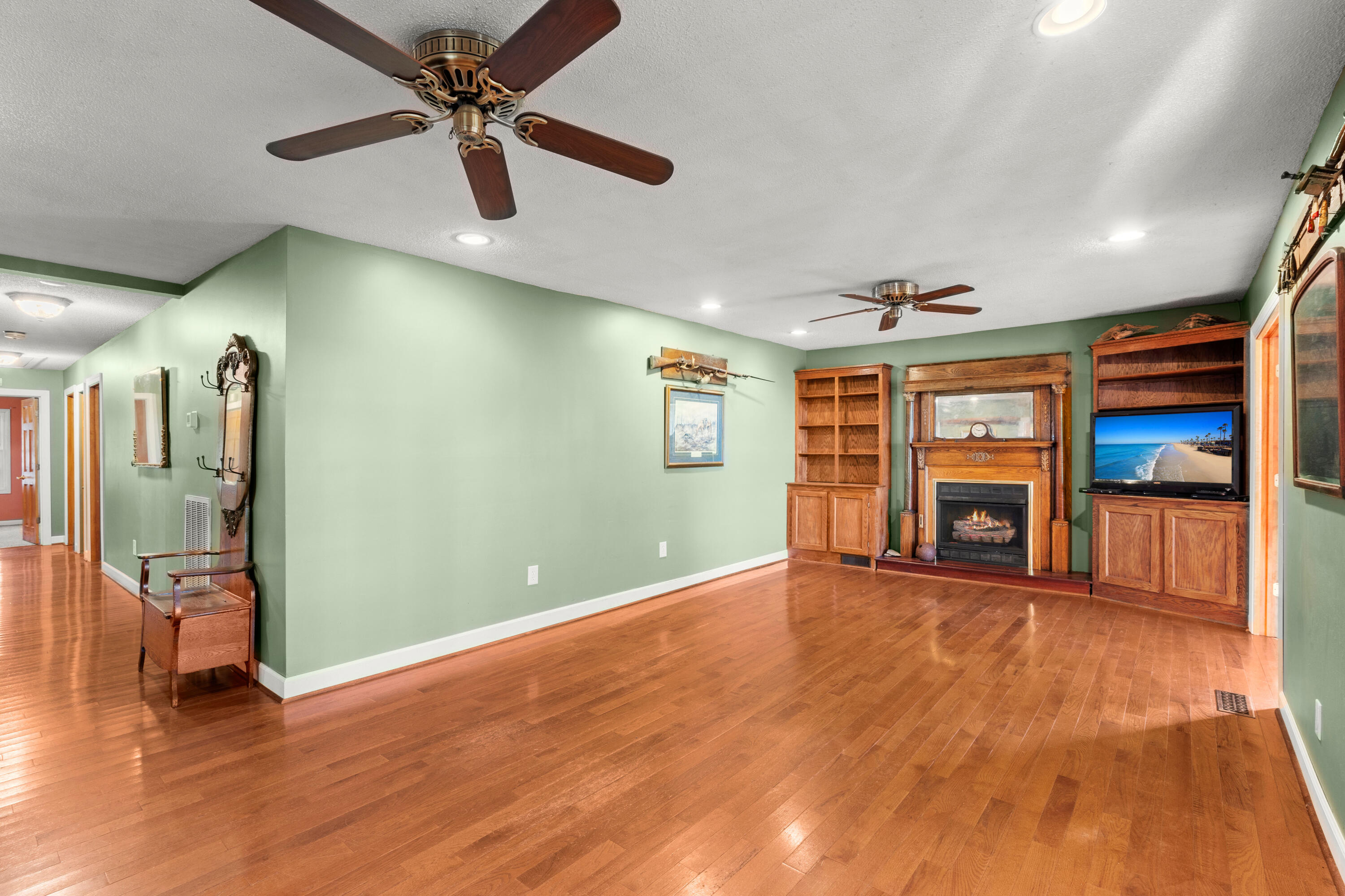160 Wappoo Road Charleston, SC 29407 - Photo 9 of 42 160 Wappoo Living Room C